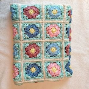 Hand made granny square baby Quilt/blanket excellent condition 30x45